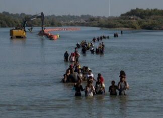 Texas lo hizo primero: así se compara la barrera de boyas que instaló Greg Abbott con la emergencia en Ceuta