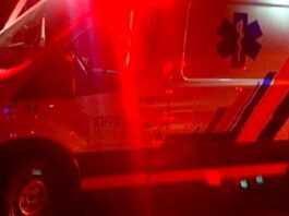 Unidad medica auxilia a persona lesionada por atropellamiento