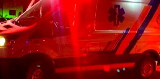 Unidad medica auxilia a persona lesionada por atropellamiento