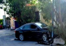 Unidad se proyecta y deja daños materiales en apartado sector popular
