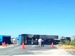 Vuelca unidad en carretera a Monterrey dejando daños materiales