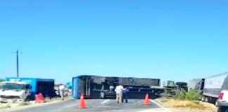 Vuelca unidad en carretera a Monterrey dejando daños materiales