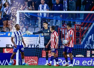 Chivas perdona a Pachuca y un error infantil le cuesta la victoria