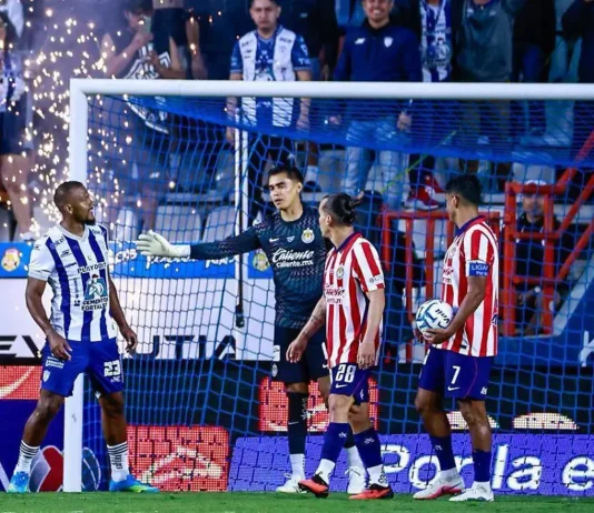 Chivas perdona a Pachuca y un error infantil le cuesta la victoria