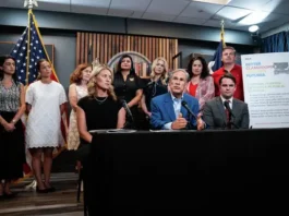Abbott propone prohibir trabajadores con visas H-1B en escuelas