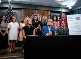 Abbott propone prohibir trabajadores con visas H-1B en escuelas