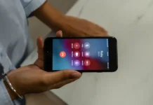 ¿Te llaman y nadie responde? Así pueden usar tu voz para intentar estafarte con IA