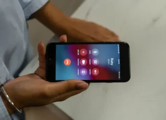 ¿Te llaman y nadie responde? Así pueden usar tu voz para intentar estafarte con IA