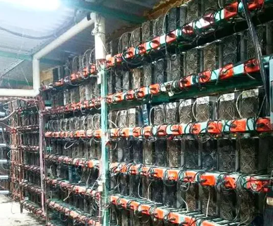 Granja clandestina de criptomonedas en Puebla revela nueva frontera financiera del crimen organizado