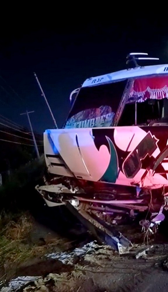 Aparatoso accidente deja cuantiosos daños en carretera Monterrey (4)