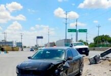 Aparatoso accidente deja daños en carretera al Puente Internacional Pharr