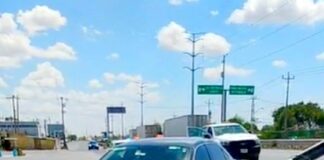 Aparatoso accidente deja daños en carretera al Puente Internacional Pharr