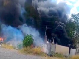Arde vivienda y predio bomberos acuden a sofocarlo dejo daños materiales