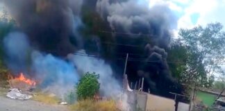 Arde vivienda y predio bomberos acuden a sofocarlo dejo daños materiales