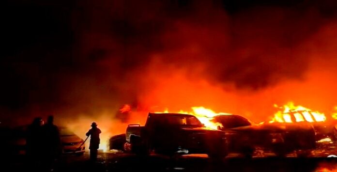 Arde yonke con unidades y deja cuantiosos da_os materiales (2)