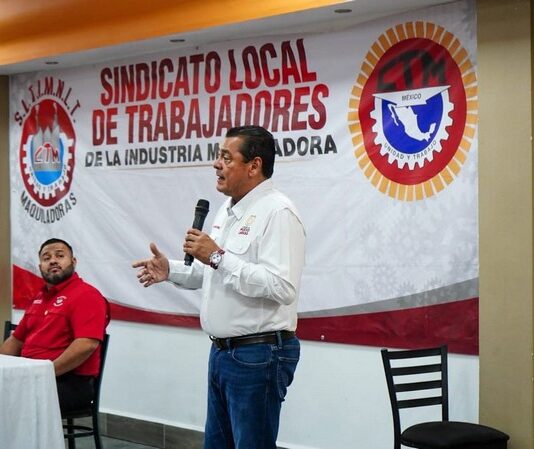 Mete Carlos De Anda presión a obras y escucha a obreros de Nuevo Laredo
