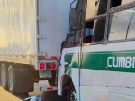 Chocan en libramiento Monterrey y dejan caos vial