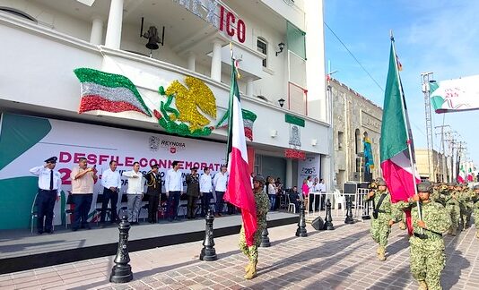 Desfilan Militares y ciudadanos los ovacionan con aplausos y vivas