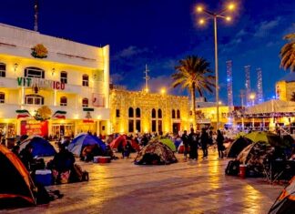 Fanáticos de Yuridia acuden desde la madrugada acampar para ver concierto