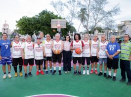 Entrega Mónica Villarreal cancha de básquetbol rehabilitada en la colonia Del Golfo