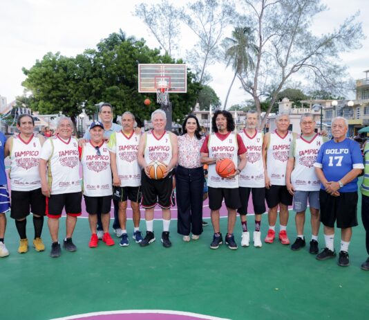 Entrega Mónica Villarreal cancha de básquetbol rehabilitada en la colonia Del Golfo