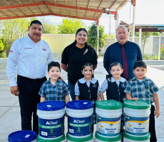 Pone Carlos De Anda ‘granito de arena’ por escuelas de Nuevo Laredo