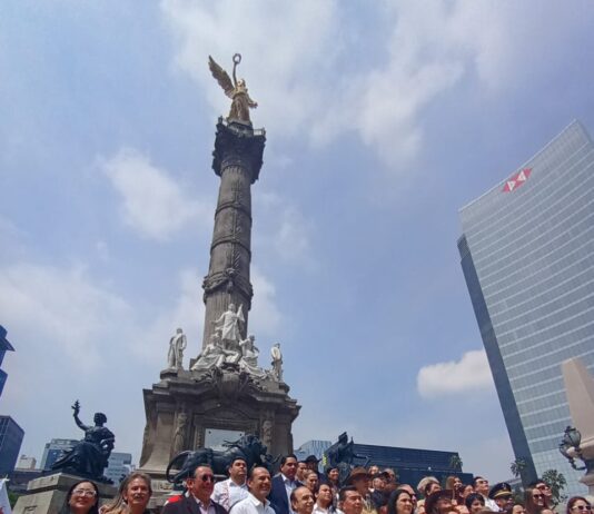 Conmemoran el 197 aniversario de la Victoria de Tampico de 1829 en el Ángel de la Independencia