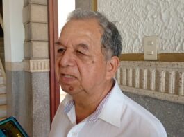 Vecinos de la Azteca se quejan de un dueño de taller mecánico que invade con vehículos la Rosalío Bustamante