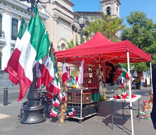 Comerciantes de artículos patrios confían en tener buenas ventas