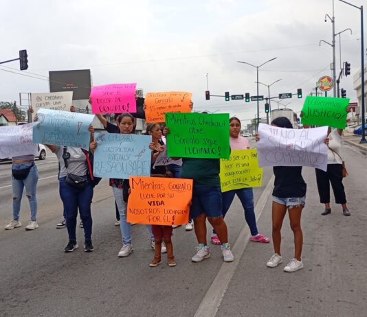 Bloquean la avenida Hidalgo frente a la nueva tienda de Chedraui para exigir justicia para Gonzalo
