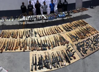 Cárteles se quedan sin arsenal de alto poder: Detienen a 3 personas que traían 210 armas desde Texas