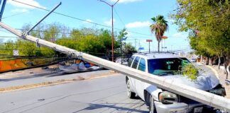 Se proyecta unidad contra poste y deja cuantiosos daños