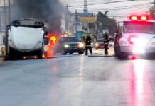 Se quema unidad del transporte bomberos sofocan incendio