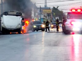 Se quema unidad del transporte bomberos sofocan incendio