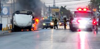 Se quema unidad del transporte bomberos sofocan incendio