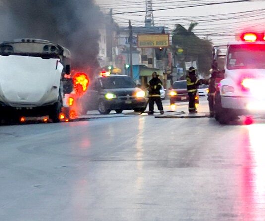 Se quema unidad del transporte bomberos sofocan incendio