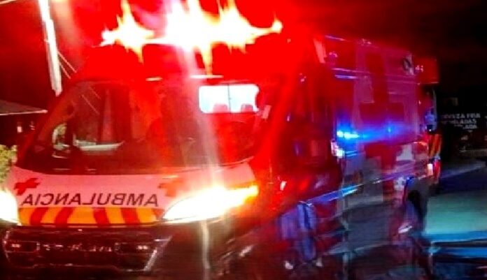 Unidad médica auxilia a victima tras haber sido atropellada (2)