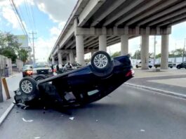 Volcadura de unidad ocasiona daños y caos vial