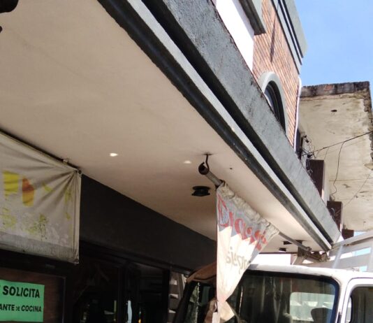 Camión choca contra el restaurante el Flamingo