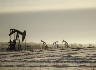 El petróleo de Texas sube un 4.4% y alcanza su precio de cierre más alto desde mayo hace