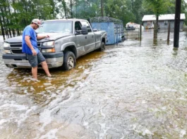 Remanentes de tormenta tropical ‘Edouard’ se mantienen sobre Texas, inundando viviendas y carreteras