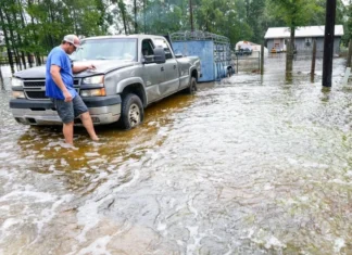 Remanentes de tormenta tropical ‘Edouard’ se mantienen sobre Texas, inundando viviendas y carreteras