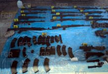 Caen con arsenal de guerra en carretera de San Fernando