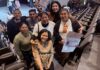 “Los que esperan” triunfa en el Festival de Cine Tamatan; Medardo Treviño entrega el premio a madres buscadoras