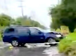 Aparatoso accidente deja cuantiosos daños materiales