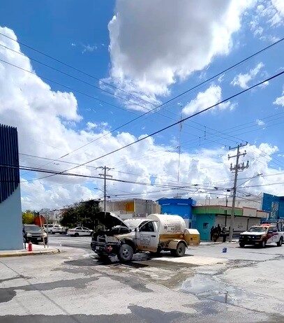 Bomberos acuden a conato de incendio de camión tipo pipa