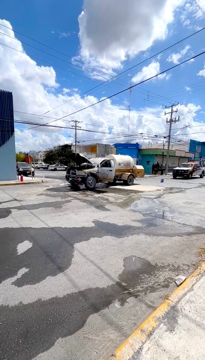 Bomberos acuden a conato de incendio de camión tipo pipa (3)