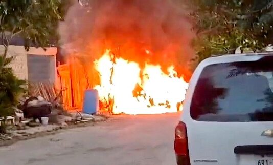 Bomberos acuden a sofocar incendio en apartado sector de la ciudad