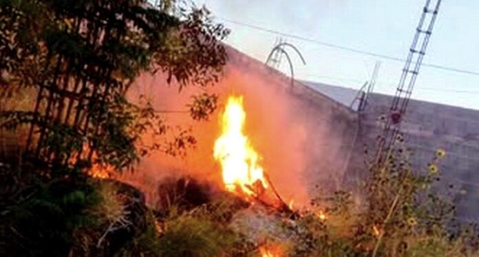 Bomberos sofocan incendio en pastizal que dejo solo daños