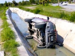 Cae unidad en calan de aguas negras y deja daños materiales
